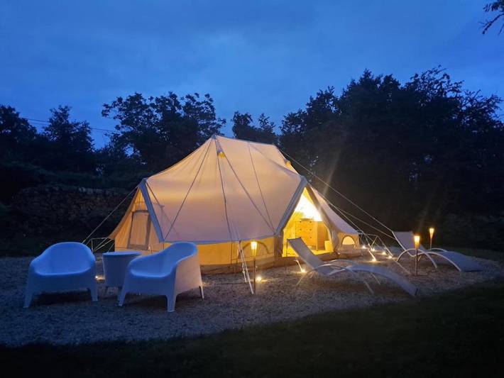 Gîte pour 4 personnes, avec jardin et vue ainsi que piscine et terrasse à Dompierre-les-Églises