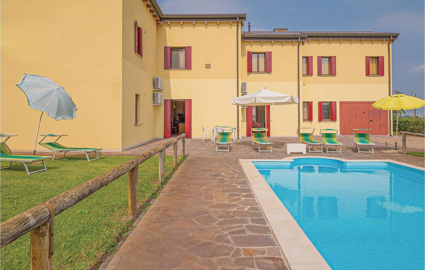 Appartamento intero, Accogliente appartamento a bordo piscina con parcheggio e Wi-Fi in Ariano nel Polesine, Polesine