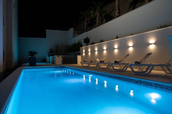 Ferienwohnung für 2 Personen, mit Pool und Balkon/Terrasse in Makarska