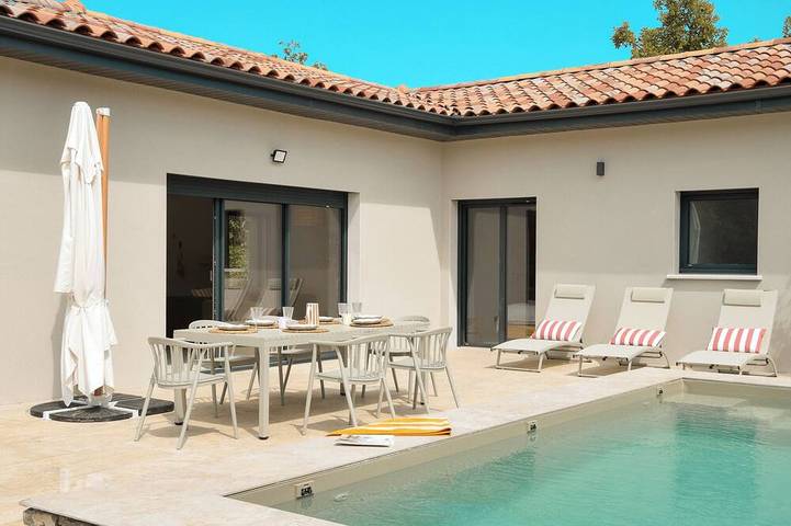 Gîte pour 6 personnes, avec piscine à Les Vans