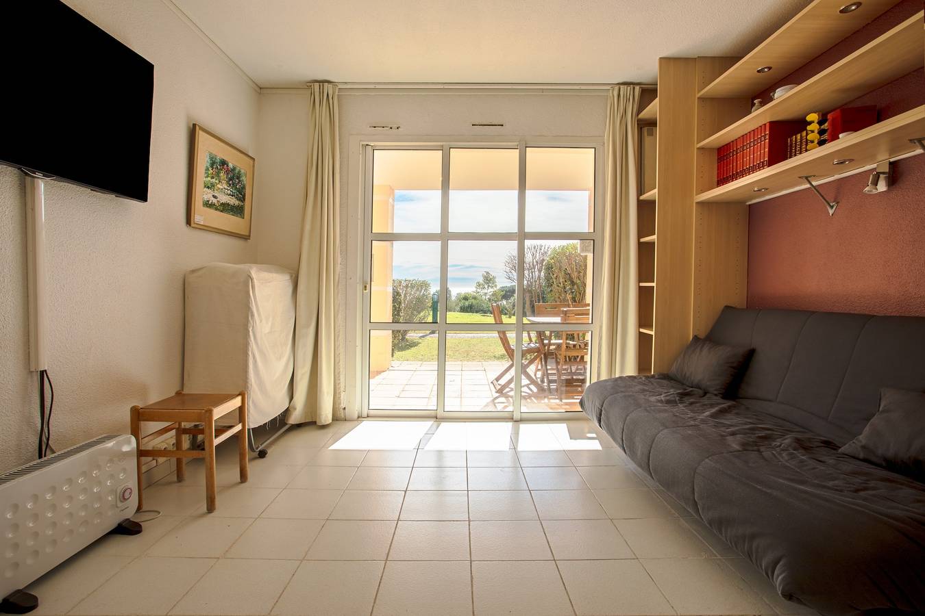 Appartement entier, Appartement "Coté Jardin, Villa De Cap Esterel", avec vue sur la mer, piscine partagée et Wi-Fi in Cap Estérel, Saint-Raphaël
