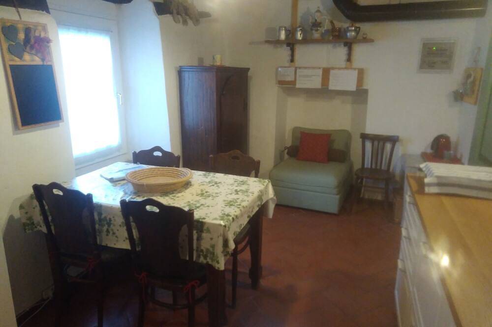 Ganze Wohnung, Bauernhaus aus Stein von 1872 in den meisten ‚die Ruhe und Stille. in Colma (Cesara), Cesara