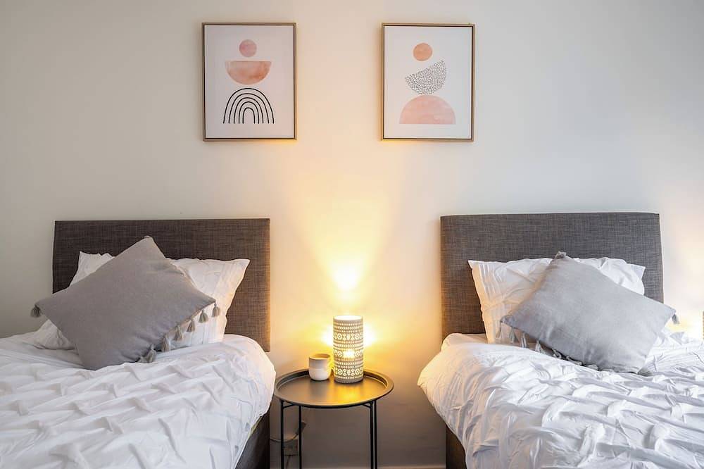 3 bedroom bungalow in Tonge Fold for Contractors and Relocation in Bolton, Greater Manchester