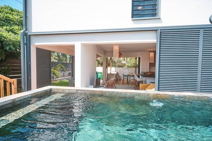 Location de vacances pour 8 personnes, avec terrasse ainsi que piscine et jardin dans Plage des Roches Noires - 2