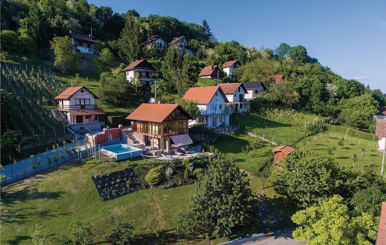 Encantador apartamento con piscina, terraza y wifi: ¡tu escapada perfecta! in Varaždin