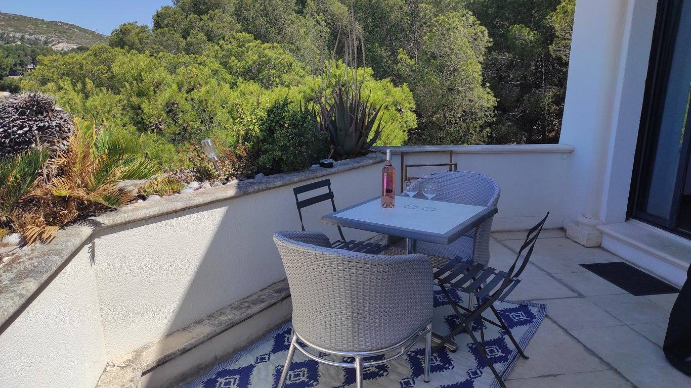 Studio entier, Grand studio terrasse de standing, pleine vue village, proche mer in Carry-le-Rouet, Région d'Istres