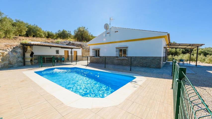 Ferienhaus für 9 Personen, mit Balkon/Terrasse und Pool