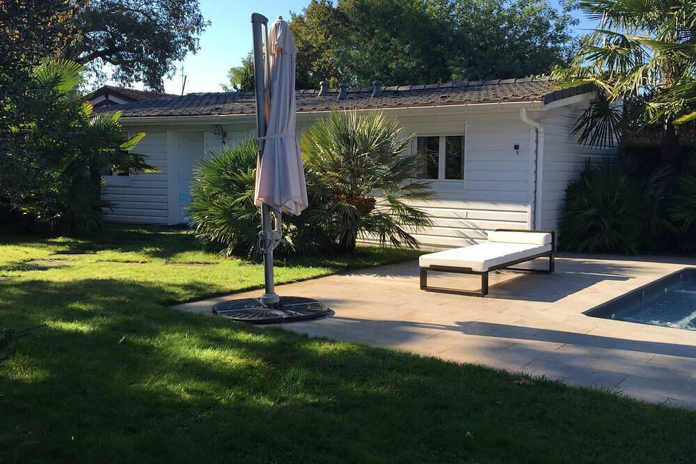 House and its pool near the beach in Andernos-les-Bains, Arcachon region