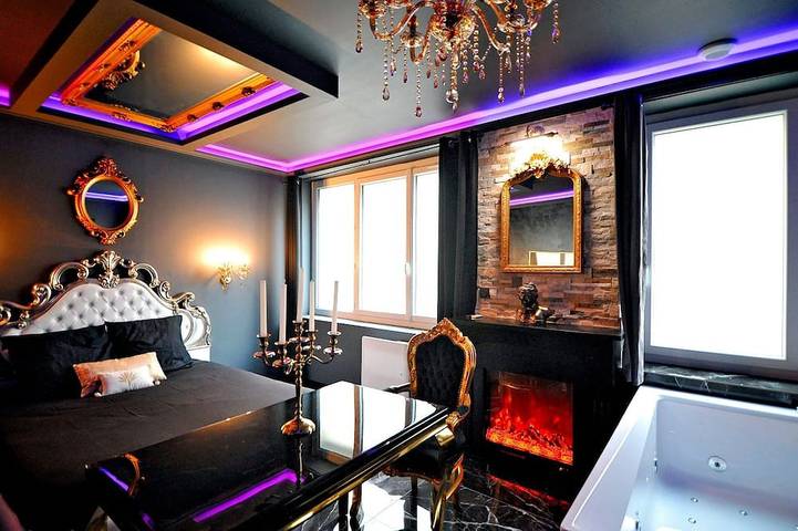 La suite Majestueuse/Spa Xxl privatif/Croix de st André/Ambiance lumineuse/ Luxe in Bourgoin-Jallieu, Région de La Tour-du-Pin