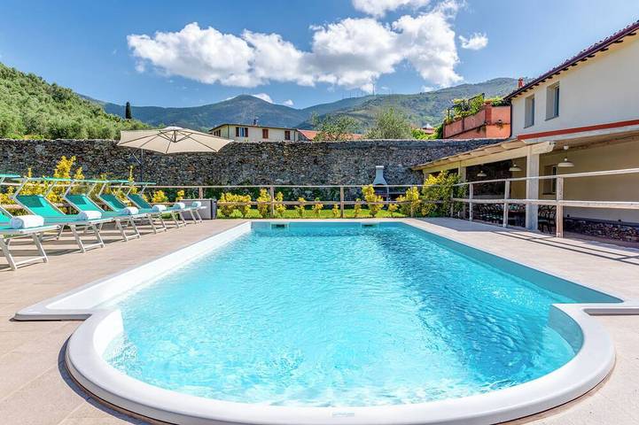 Casa vacanza per 10 persone, con balcone e giardino in Calci