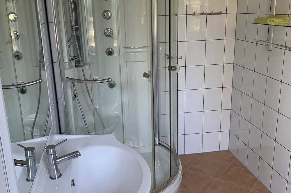 Entire apartment, Apartment up to 5 people with 2 bedrooms child-friendly large garden in Dargen, Usedom
