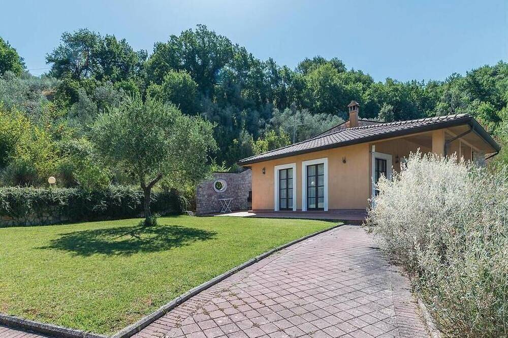 Villa Anna in Bettona, Perugia, with Swimming Pool and Tennis Court in Bettona, Perugia Province