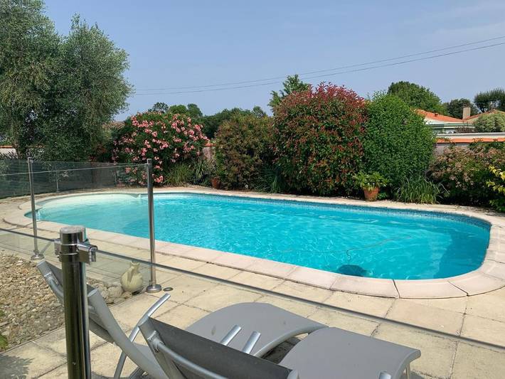 Villa pour 8 personnes, avec piscine ainsi que terrasse et vue