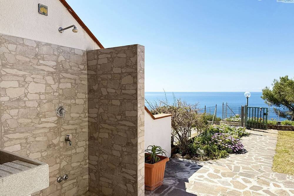 Ganze Wohnung, Sunset Coast - with breathtaking sea views! in Innamorata, Elba