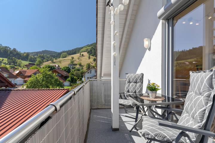 Entire apartment, Apartment 'Haus Schlössleblick' with Mountain View, Balcony and Wi-Fi in Oberwolfach, Kinzig Valley