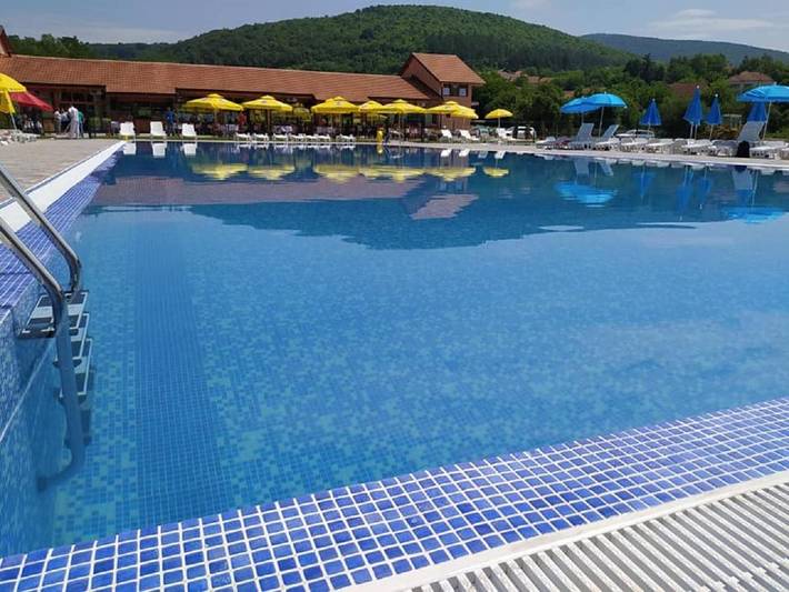 Station pour 3 personnes, avec vue et piscine ainsi que jardin et balcon à Despotovac