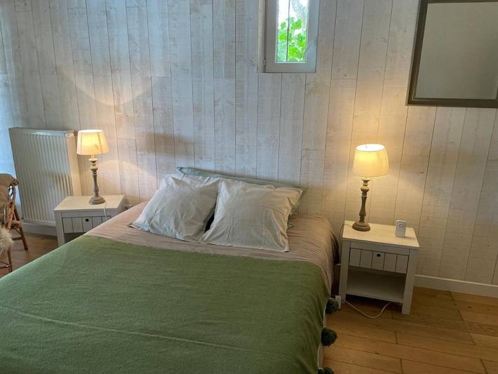 Location de vacances pour 4 personnes, avec terrasse ainsi que vue et piscine à Carignan-de-Bordeaux - 2