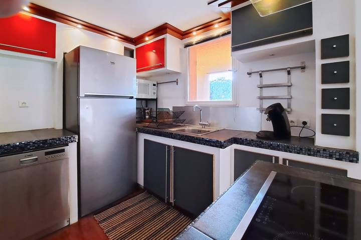 Gîte pour 6 personnes, avec terrasse, adapté aux familles dans Plage Des Capucins La Ciotat - 4