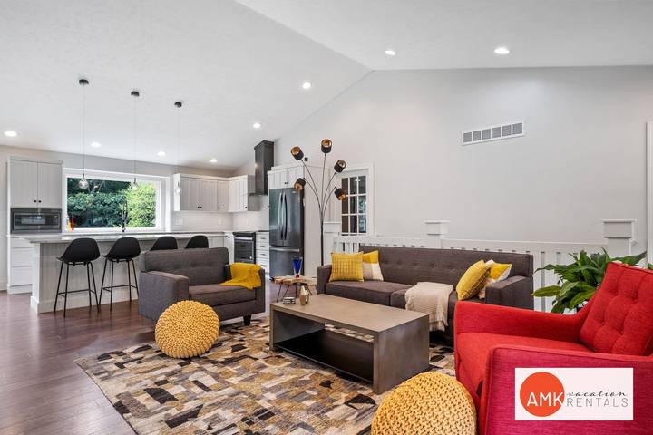 Vacation house for 8 people, with balcony and yard, kid friendly in Michigan