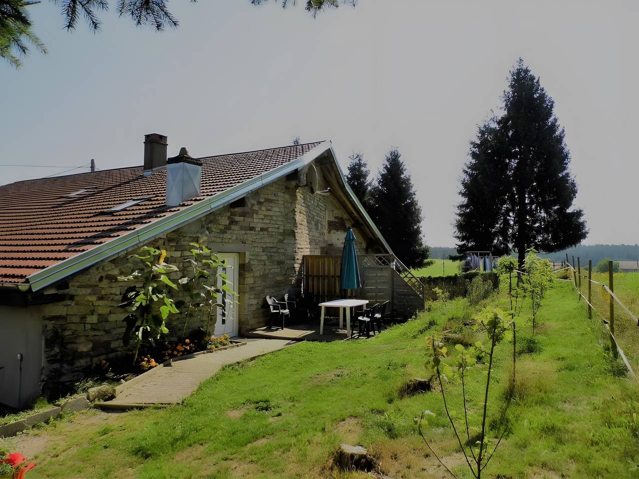 Appartement entier, Appartement « Maison Principale » : vue montagne, terrasse privée et Wi-Fi in Xertigny, Région d'Épinal