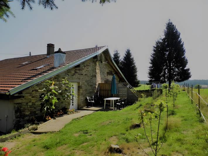 Appartement entier, Appartement « Maison Principale » : vue montagne, terrasse privée et Wi-Fi in Xertigny, Région d'Épinal