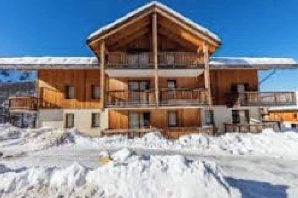 Entire apartment, Wooden Chalets Apartment Mean Les Orres 1800 in Les Orres, Écrins National Park