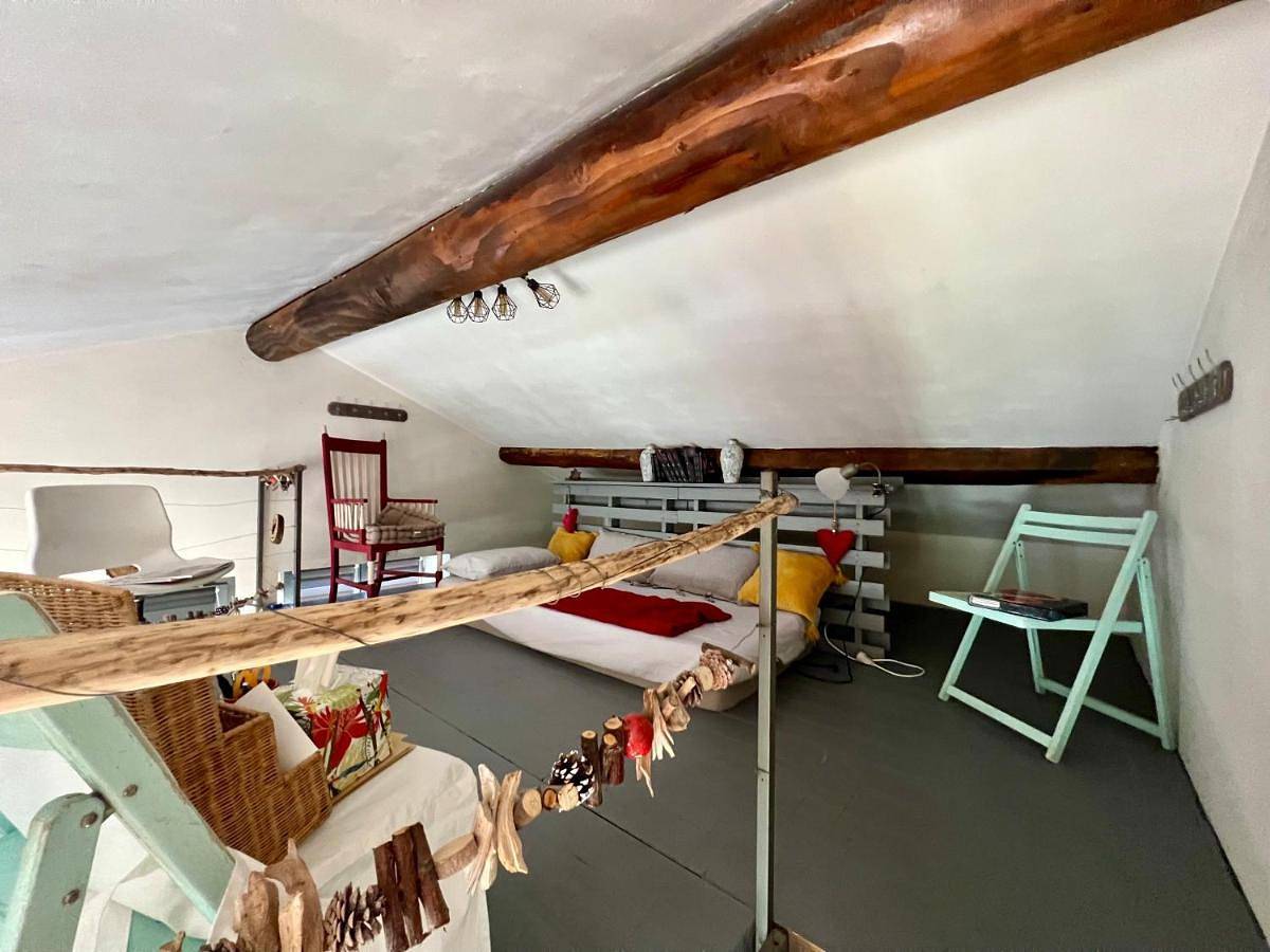 Small Double Room in Chanas, Région de Vienne