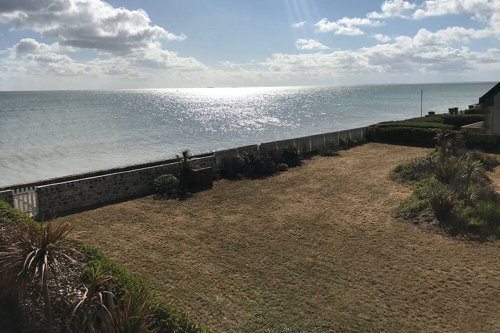 Maison pieds dans l'eau sur la plage avec grand jardin in Quinéville, Région de Cherbourg