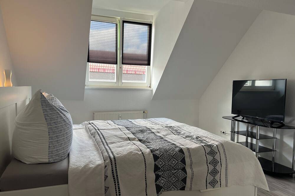 Entire apartment, Schöne Dachgeschosswohnung im Gastroviertel an der Elbe in Magdeburg, Elbe-Börde-Heide