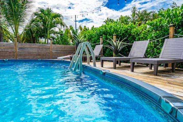 Vacation rental for 14 people, with pool and yard in Miami Shores