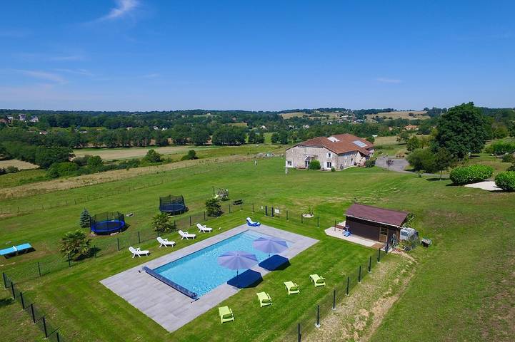 Gîte pour 5 personnes, avec terrasse ainsi que piscine et jardin