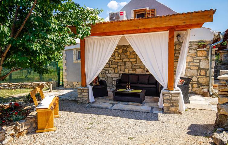Gemütliche Ferienwohnung mit Pool und Küche in der Nähe des Flusses Krka und des Sees in Dalmatinisches Zagora