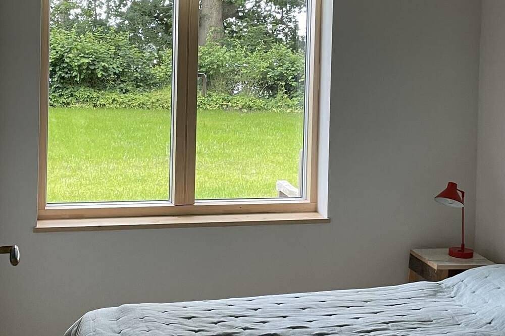 Im ruhigen Ulsnis befindet sich das „Bootshaus“ mit viel Natur ums Haus herum, gleich hinter der Remise am Fährhaus, dazu ein eigener Garten von ca. 1000m² , der sich aktuell noch in der Wachstumsphase befindet, Natur pur in Ulsnis, Grünes Binnenland
