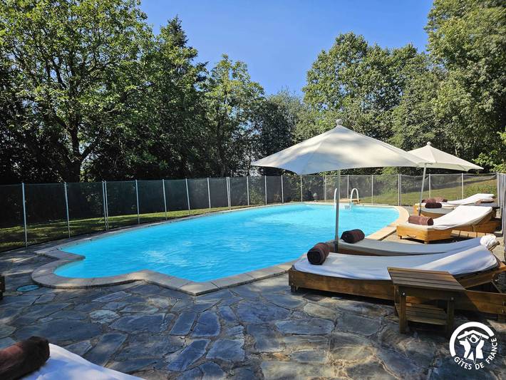 Gîte pour 9 personnes, avec piscine ainsi que terrasse et jacuzzi