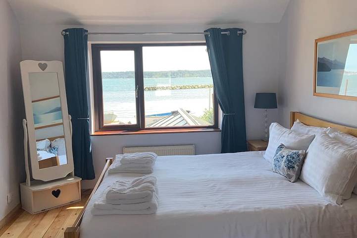 Sea Breeze Holiday Home on the Shore of Poole Harbour in Poole, Poole Harbour