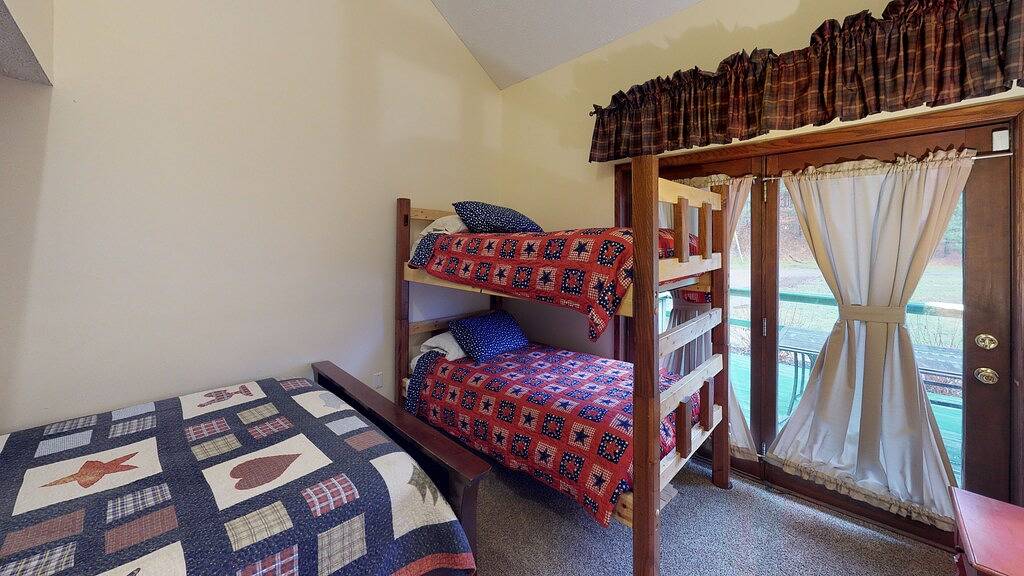 Luxus-Pines Lodge-Poolblick-Lodge-Eigenes Badezimmer in Hocking County