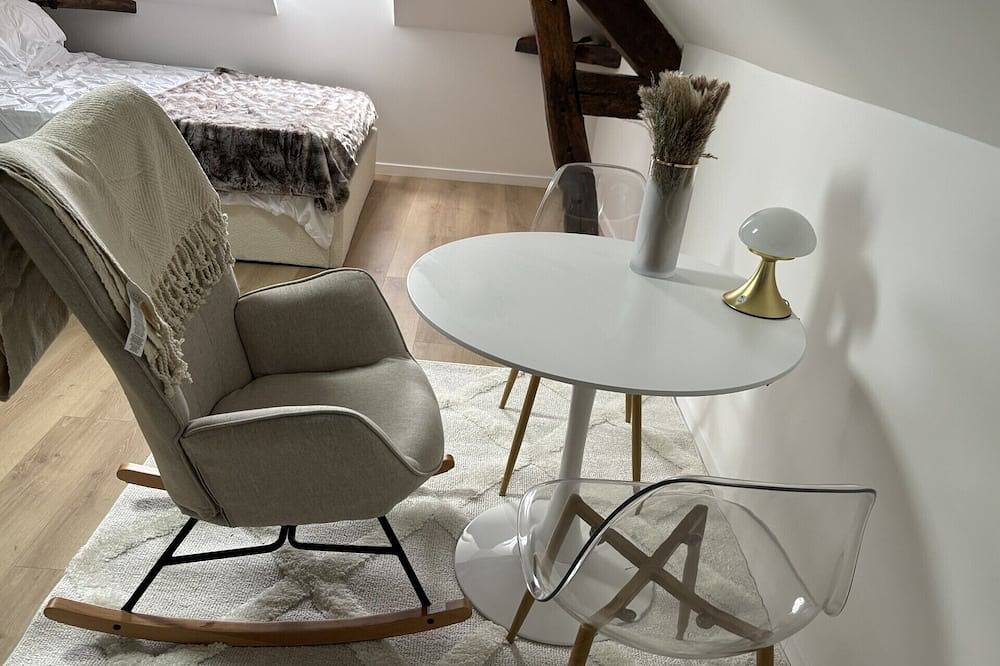 Apartamento entero, Come and discover our charming apartment on the heights of old Pontoise.  in Pontoise, Valle del Oise