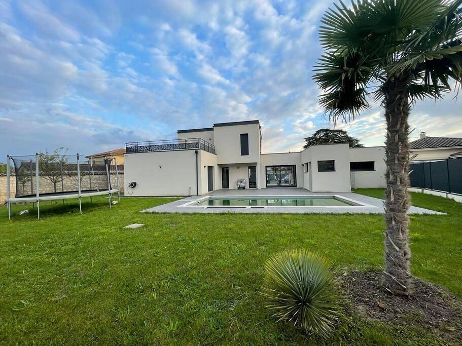 Location villa moderne piscine in Mâcon, Région de Mâcon