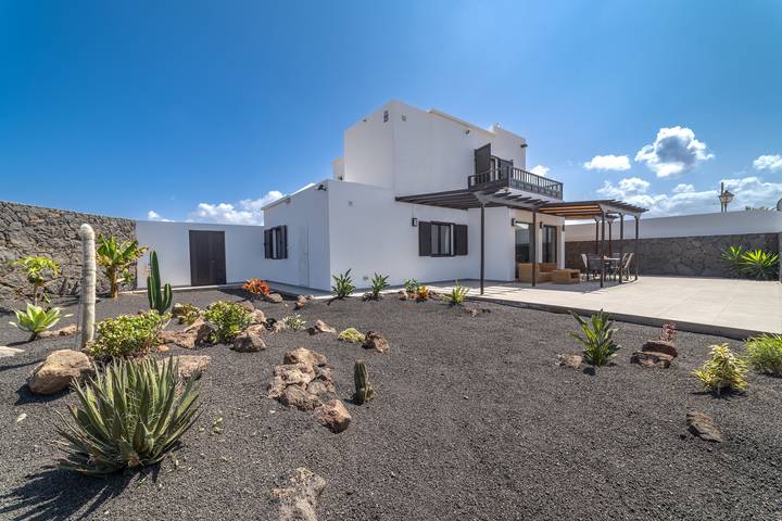 Villa for 6 people, with balcony and garden as well as pool in Playa Blanca