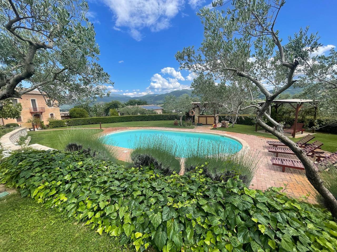 Tranquilita Yoga avec studio - un lieu de fête idéal avec bar de piscine - peut accueillir 20 personnes in Spoleto, Province de Pérouse