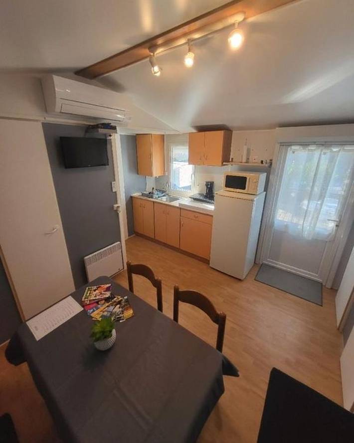 Camping pour 4 personnes, avec piscine ainsi que jardin et terrasse