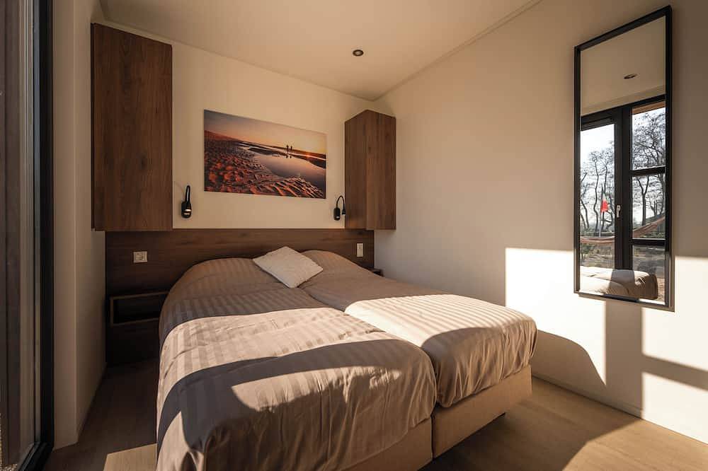 Luxe en duurzame 4-persoons recreatievilla’s met hoge raampartijen, volledig gasloos en voorzien van zonnepanelen. Geniet van een stijlvolle living, luxe keuken, twee comfortabele slaapkamers en een ruime badkamer met regendouche. Inclusief opgemaakt in Nederlandse Noordzeekust