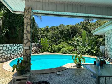 Cottage pour 2 personnes, avec terrasse ainsi que piscine et vue dans Faa'a