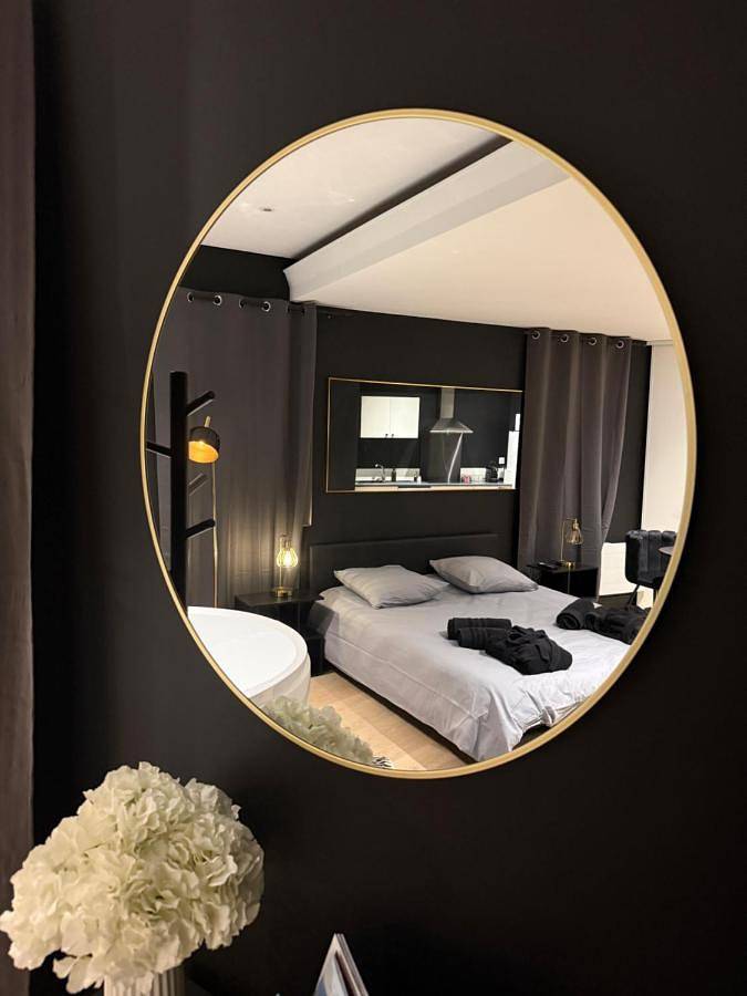 Appartement entier, La Suite Miroir - Baignoire balnéo in Châlons-en-Champagne, Marne