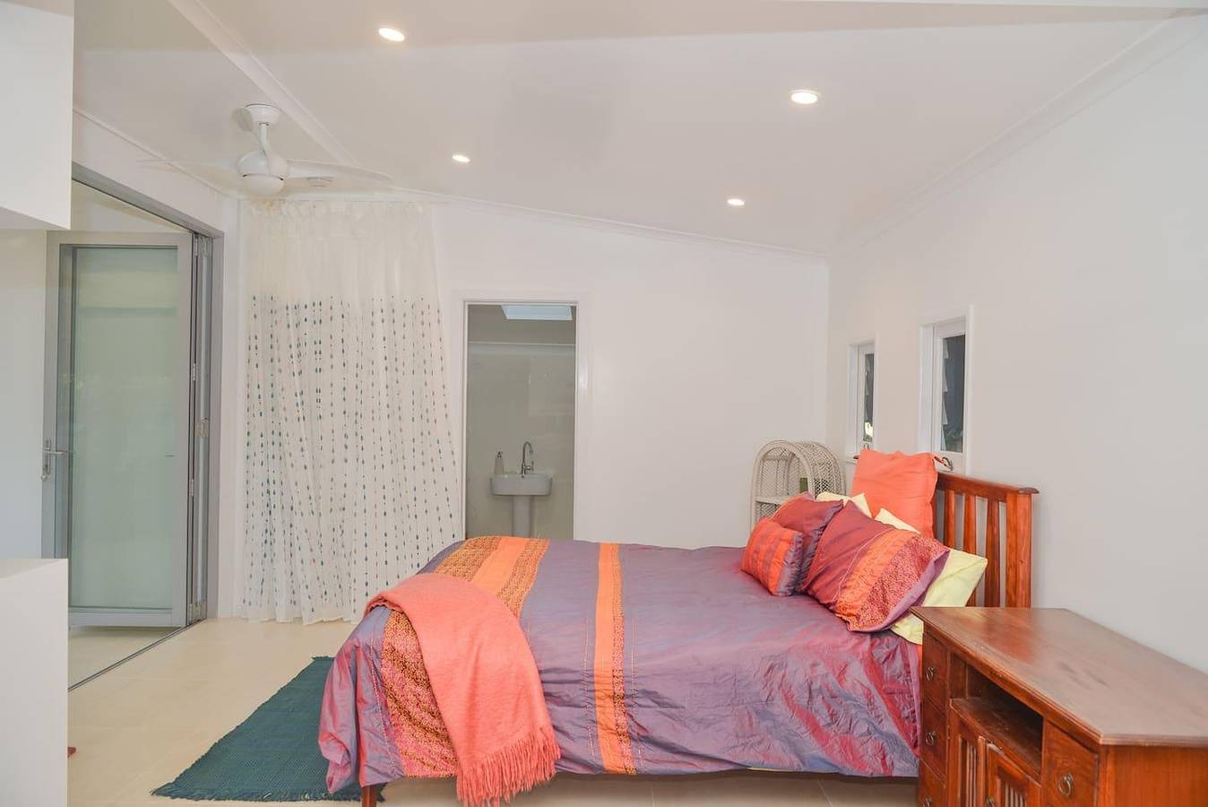 Renovated 2-Bed Cottage - Sleeps 4 - Free Parking in Sunshine Coast