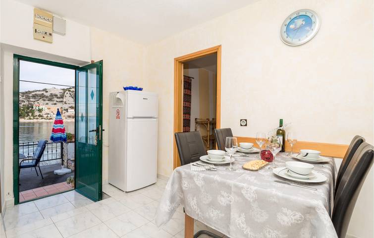 Stilvolles Apartment mit Terrasse, WLAN und Zugang zum Strand – nur 100 m entfernt! in Jablanac, Naturpark Velebit