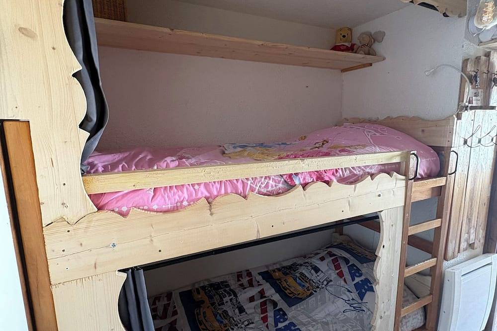 Entire apartment, Cosy mountain apartment at the foot of the slopes for 4 people + 1 baby in Le Praz de Lys, Taninges