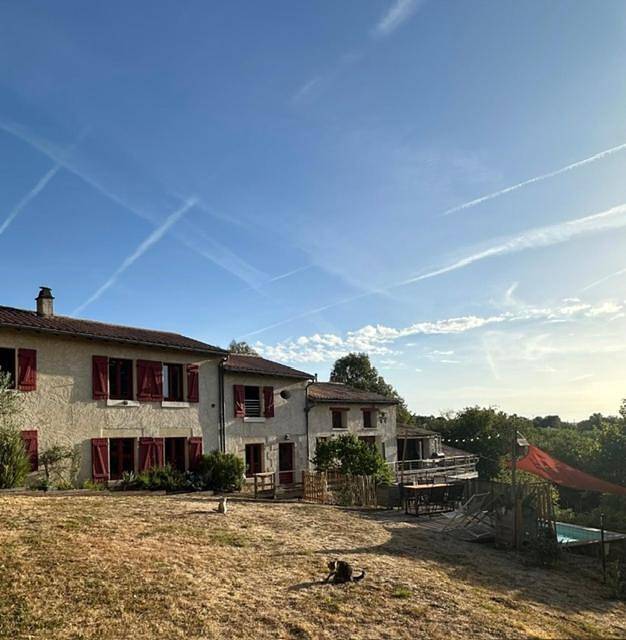 Location de vacances pour 2 personnes, avec Terrasse et Jacuzzi ainsi que Jardin et Piscine dans Sainte-Ouenne