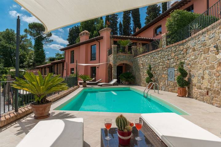 Villa per 13 persone, con Balcone/Terrazza e Giardino nonché Piscina a Montecatini Terme