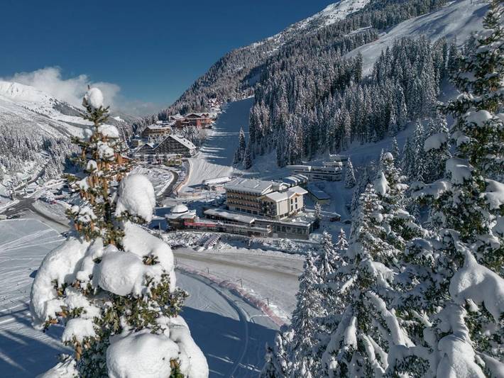 Hotel für 4 Personen, mit Balkon und Whirlpool sowie Terrasse und Garten in Hochfügen